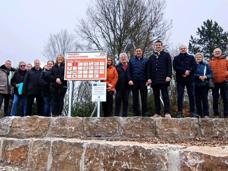 Enthüllung Sponsorenschild auf dem Spielgelände