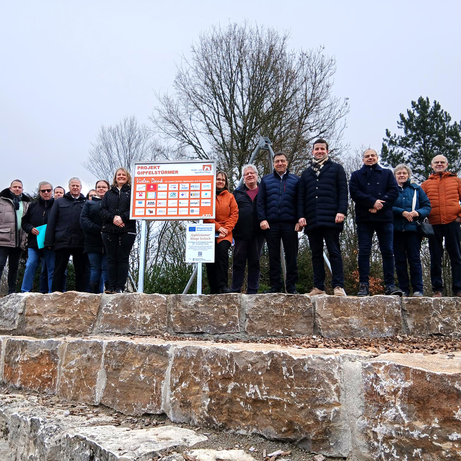 Enthüllung Sponsorenschild auf dem Spielgelände