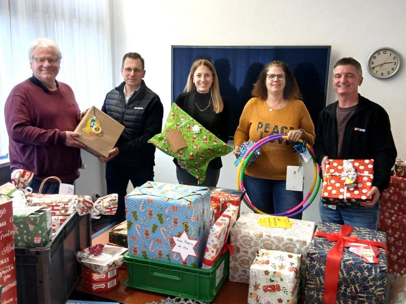Übergabe vieler Geschenke für unsere Kinder