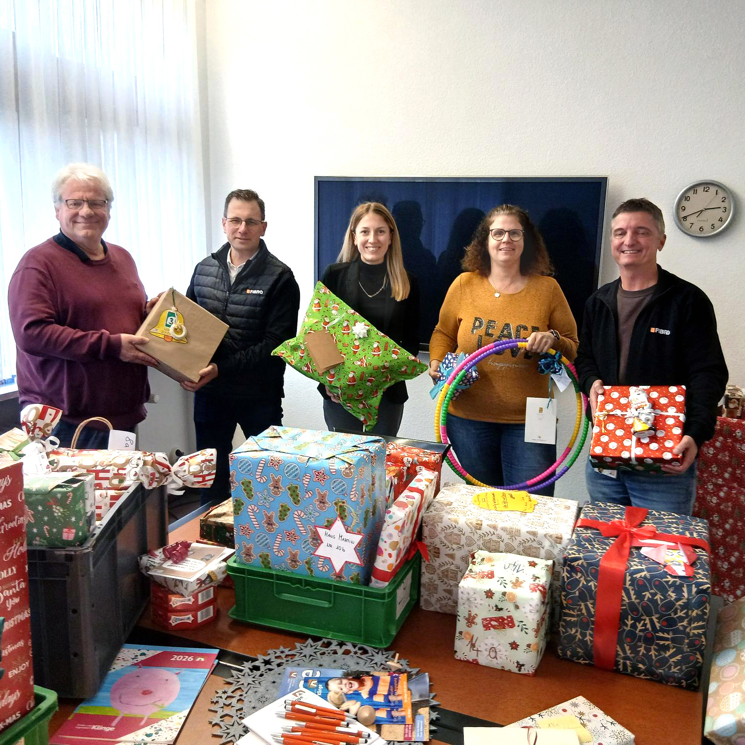 Übergabe vieler Geschenke für unsere Kinder