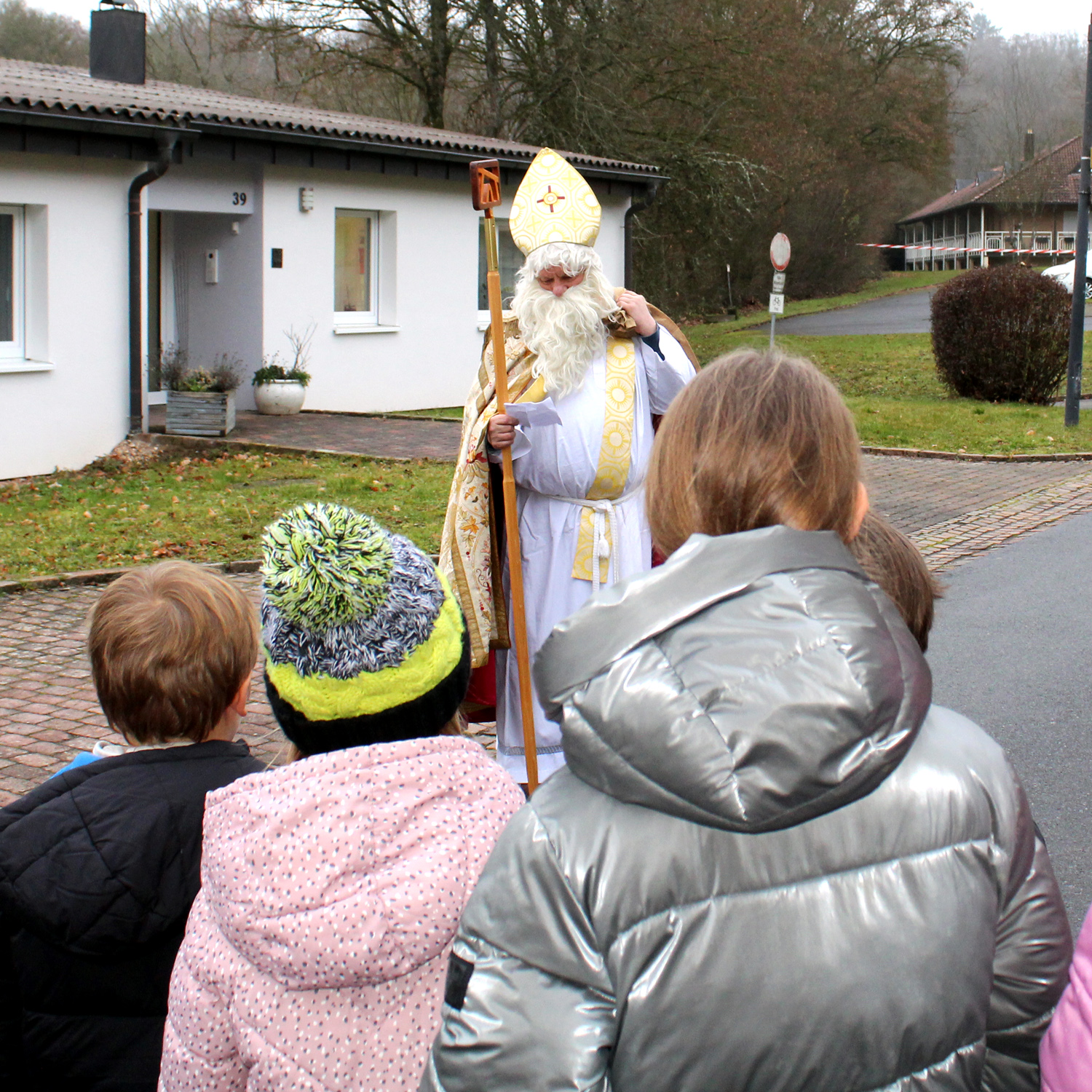 Der Heilige Nikolaus unterwegs im Kinderdorf