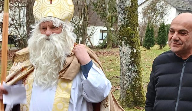 Der Heilige Nikolaus unterwegs im Kinderdorf