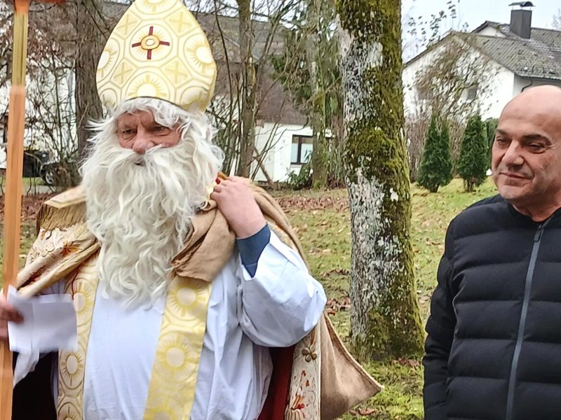 Der Heilige Nikolaus unterwegs im Kinderdorf