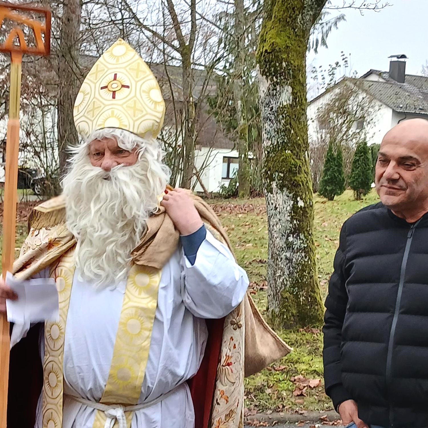 Der Heilige Nikolaus unterwegs im Kinderdorf