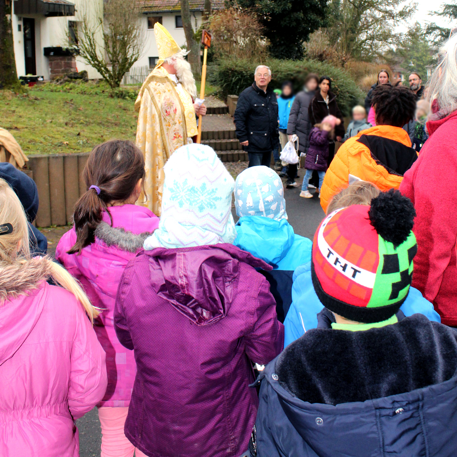 Der Heilige Nikolaus unterwegs im Kinderdorf