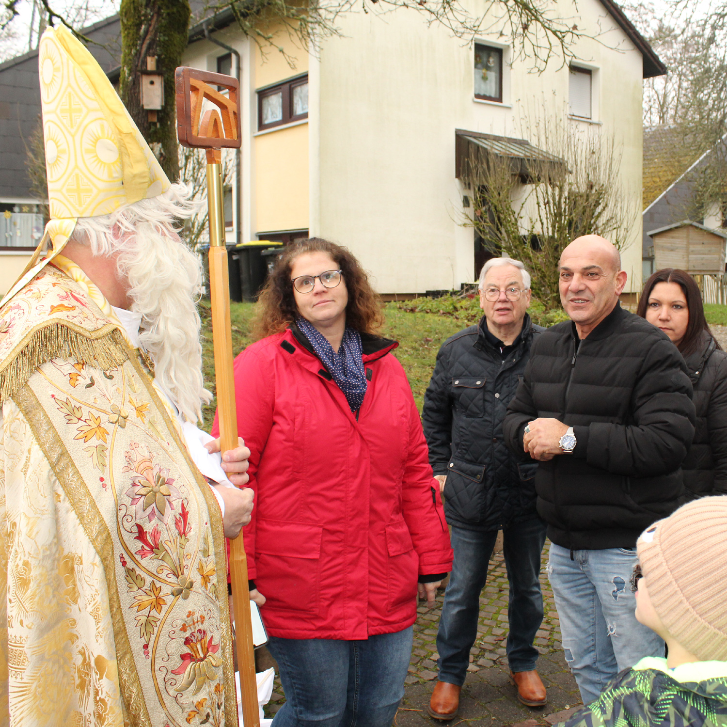 Der Heilige Nikolaus unterwegs im Kinderdorf