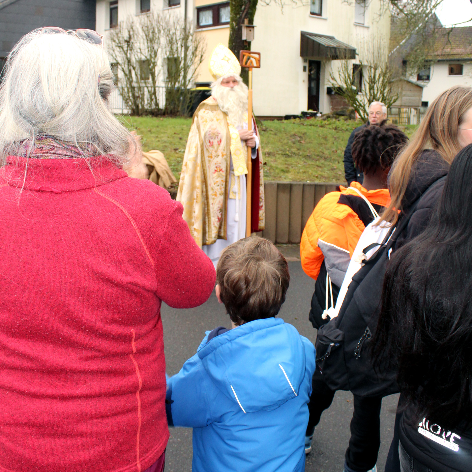 Der Heilige Nikolaus unterwegs im Kinderdorf
