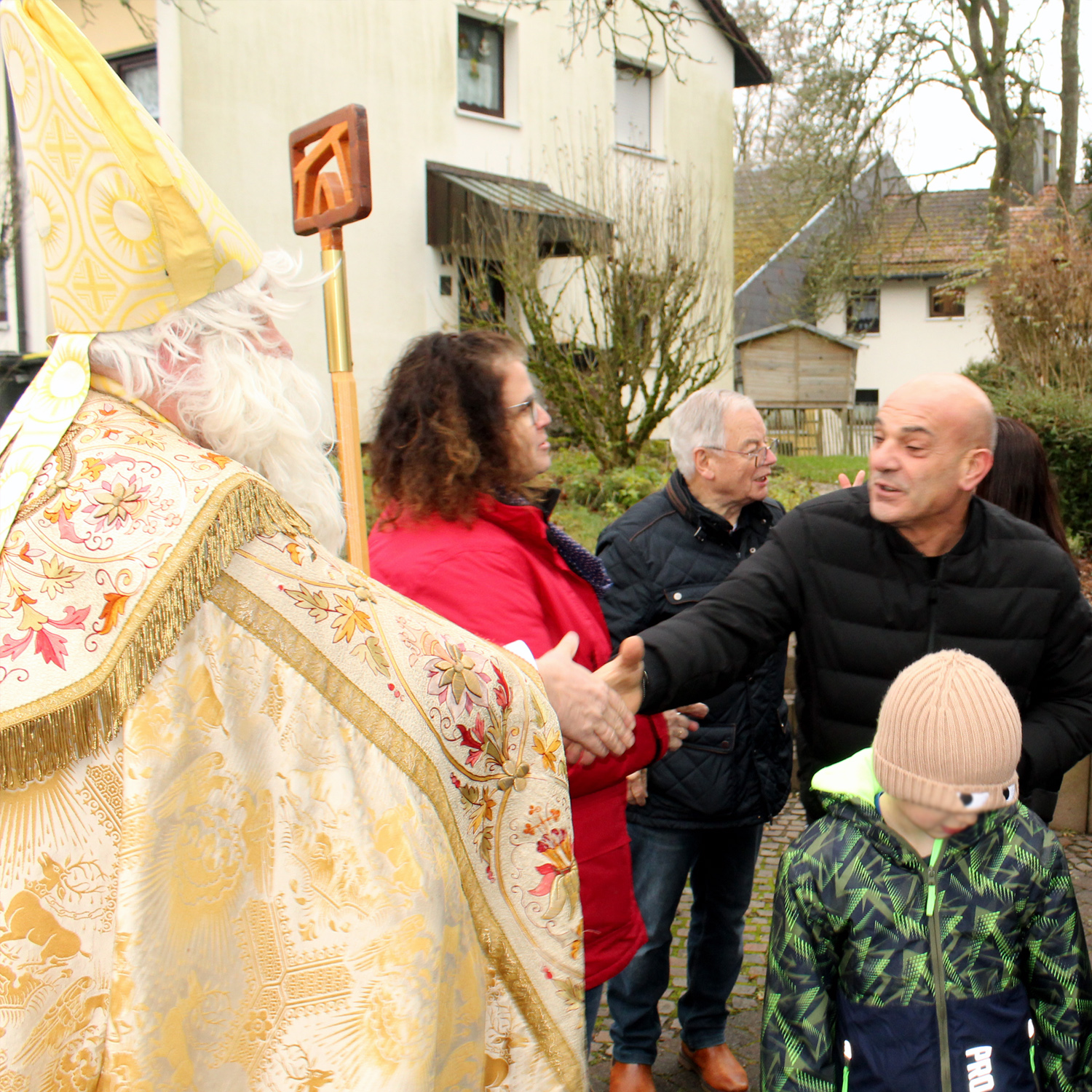 Der Heilige Nikolaus unterwegs im Kinderdorf