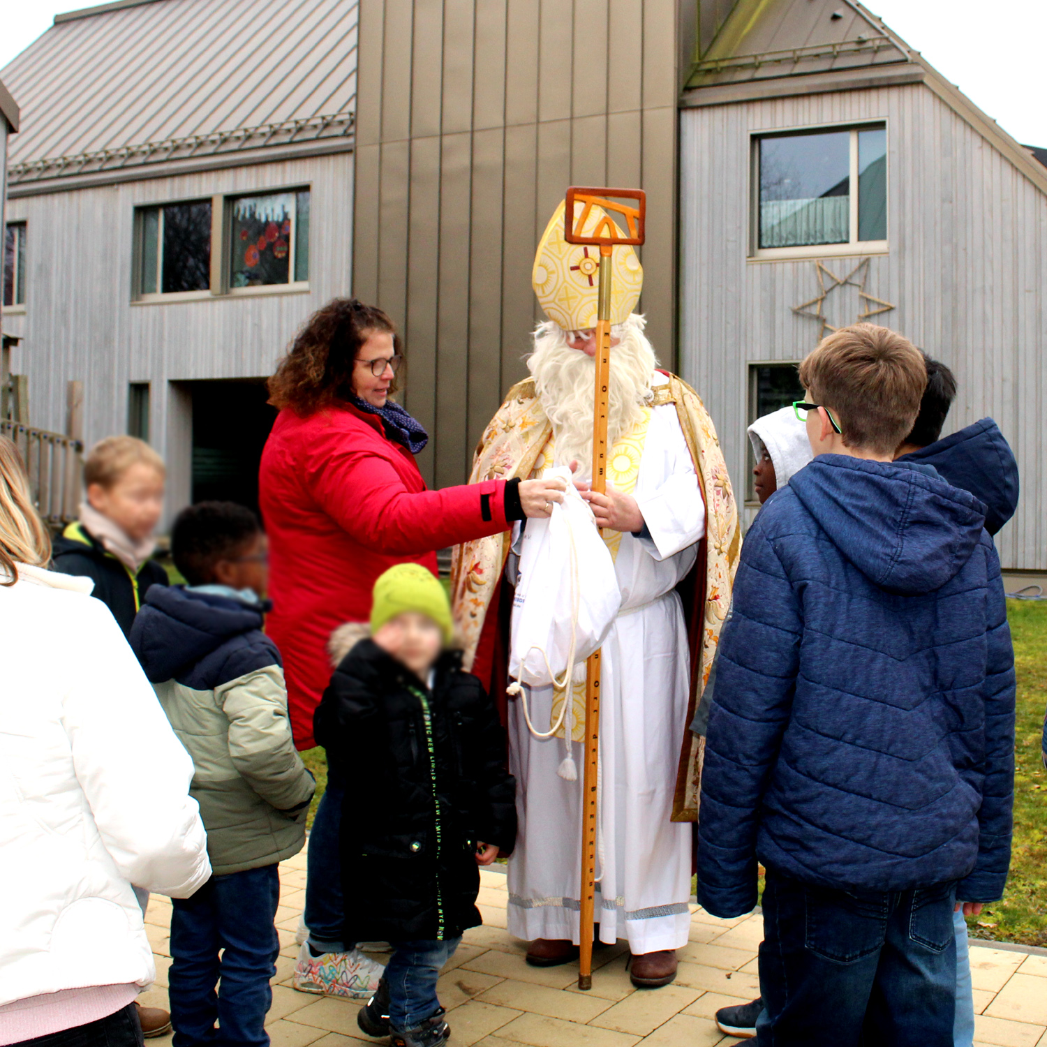 Der Heilige Nikolaus unterwegs im Kinderdorf