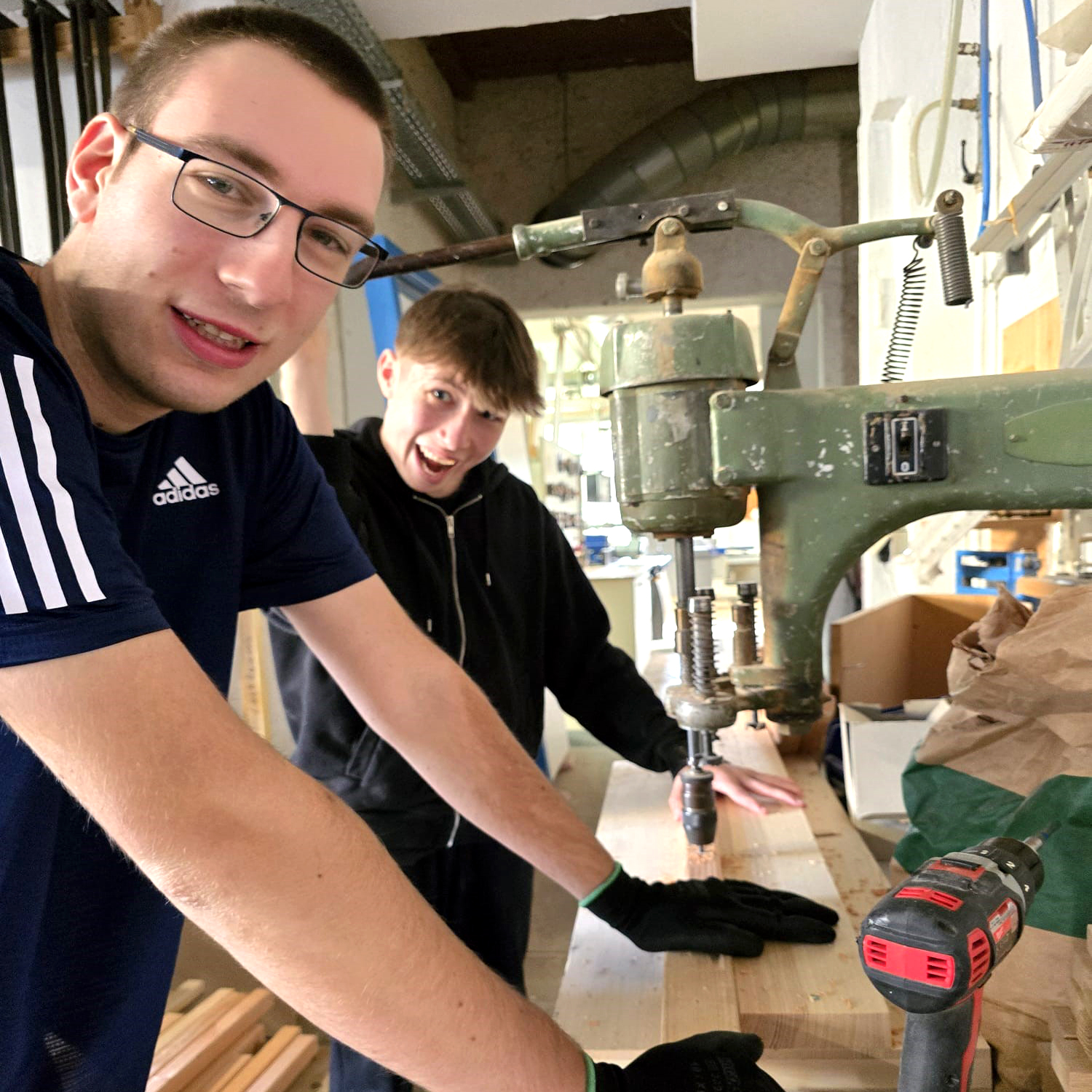 Wir bauen eine Liege für das Spielgelände