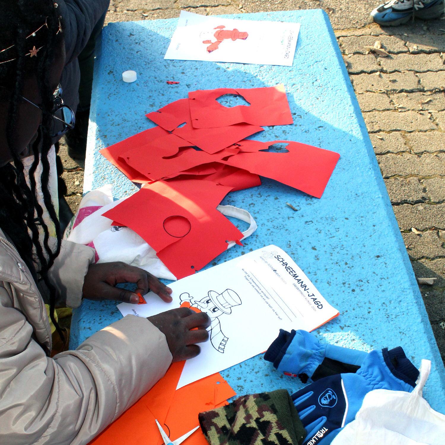 Schneemannjagd auf dem Spielgelände