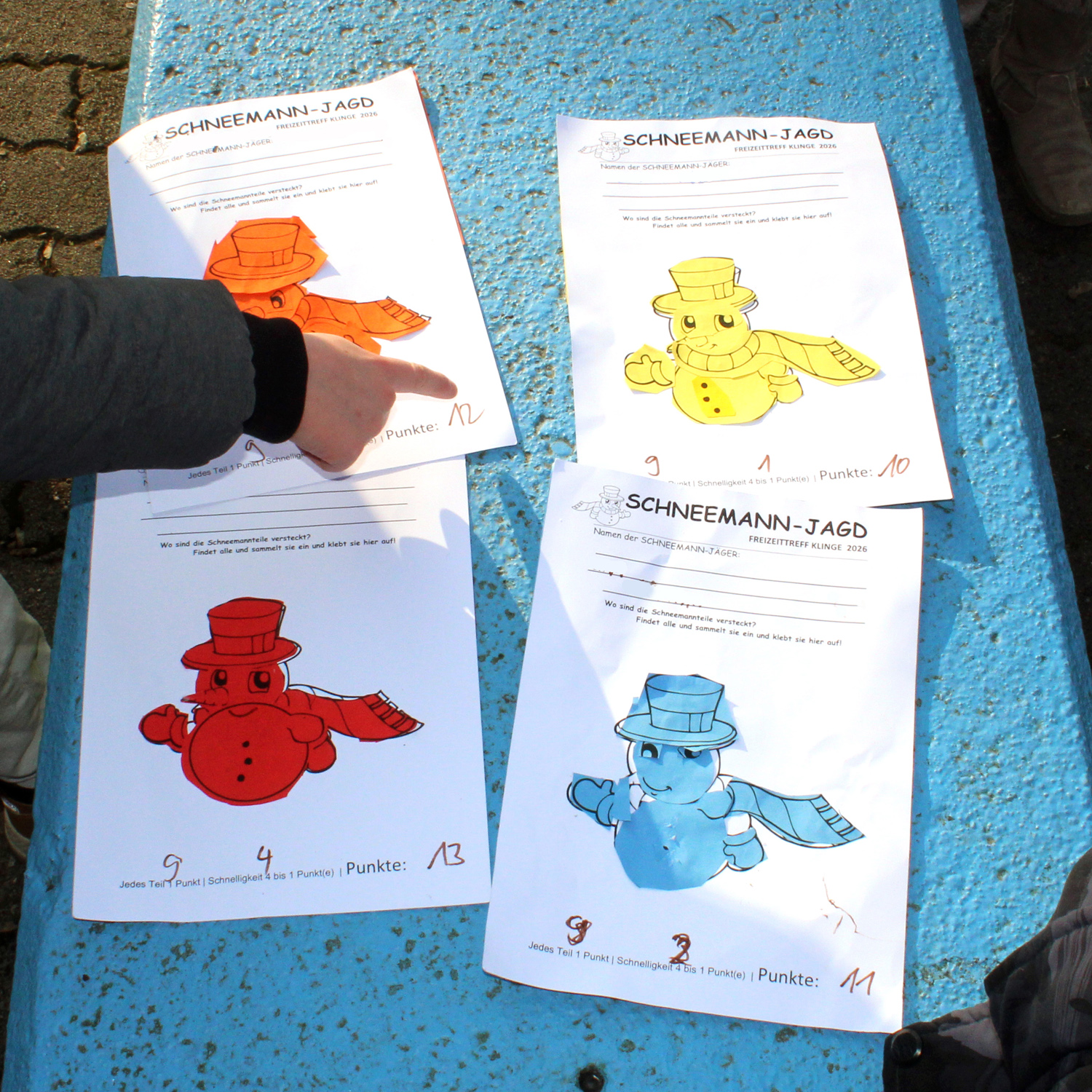 Schneemannjagd auf dem Spielgelände