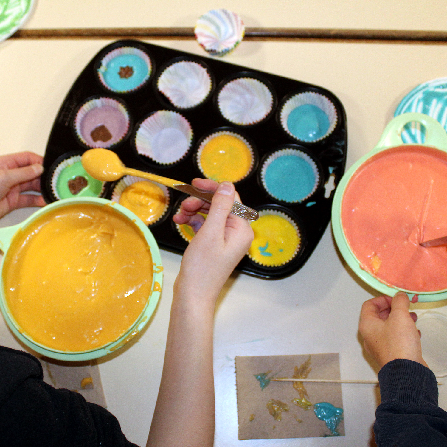 Wir backen knallbunte Faschings-Cupcakes