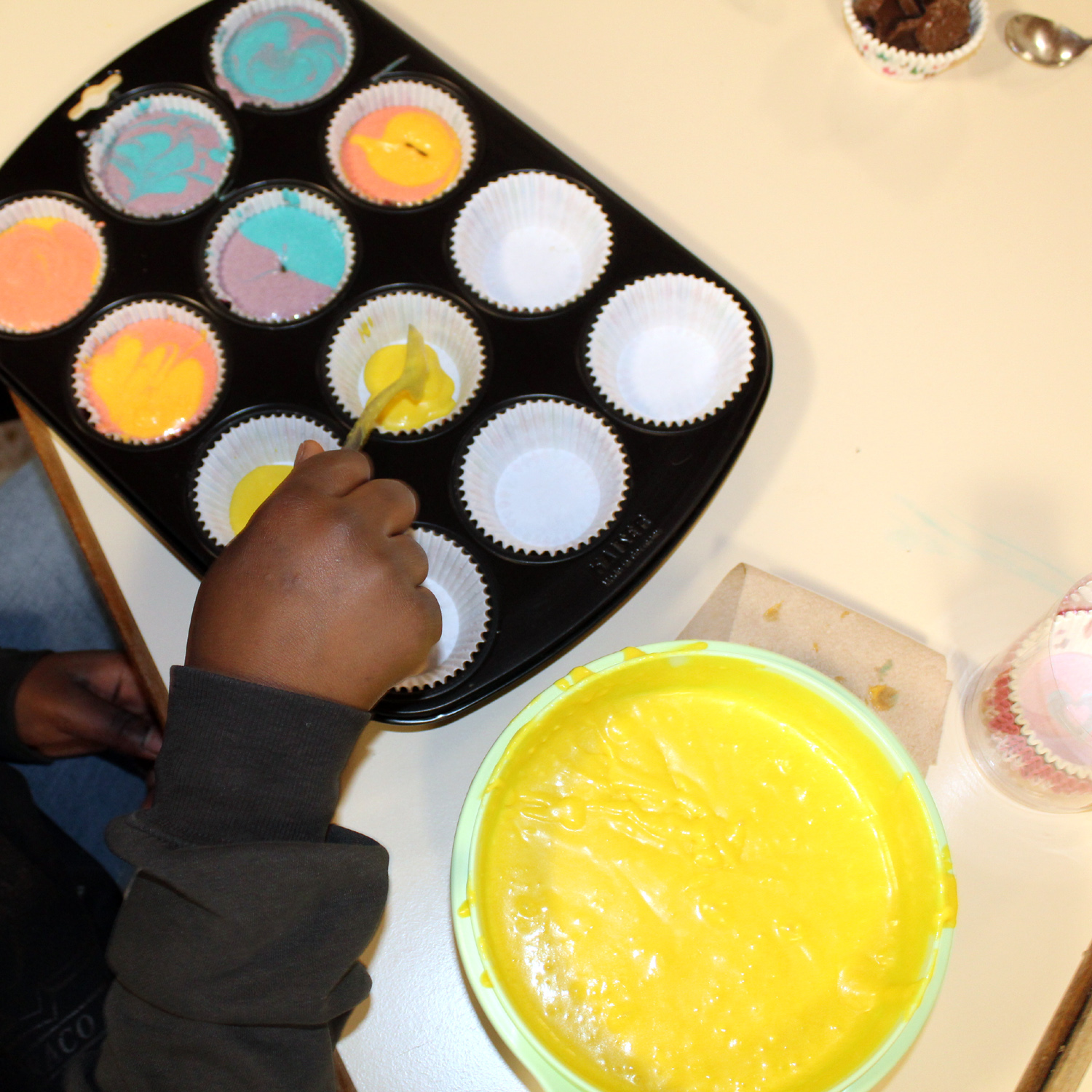 Wir backen knallbunte Faschings-Cupcakes