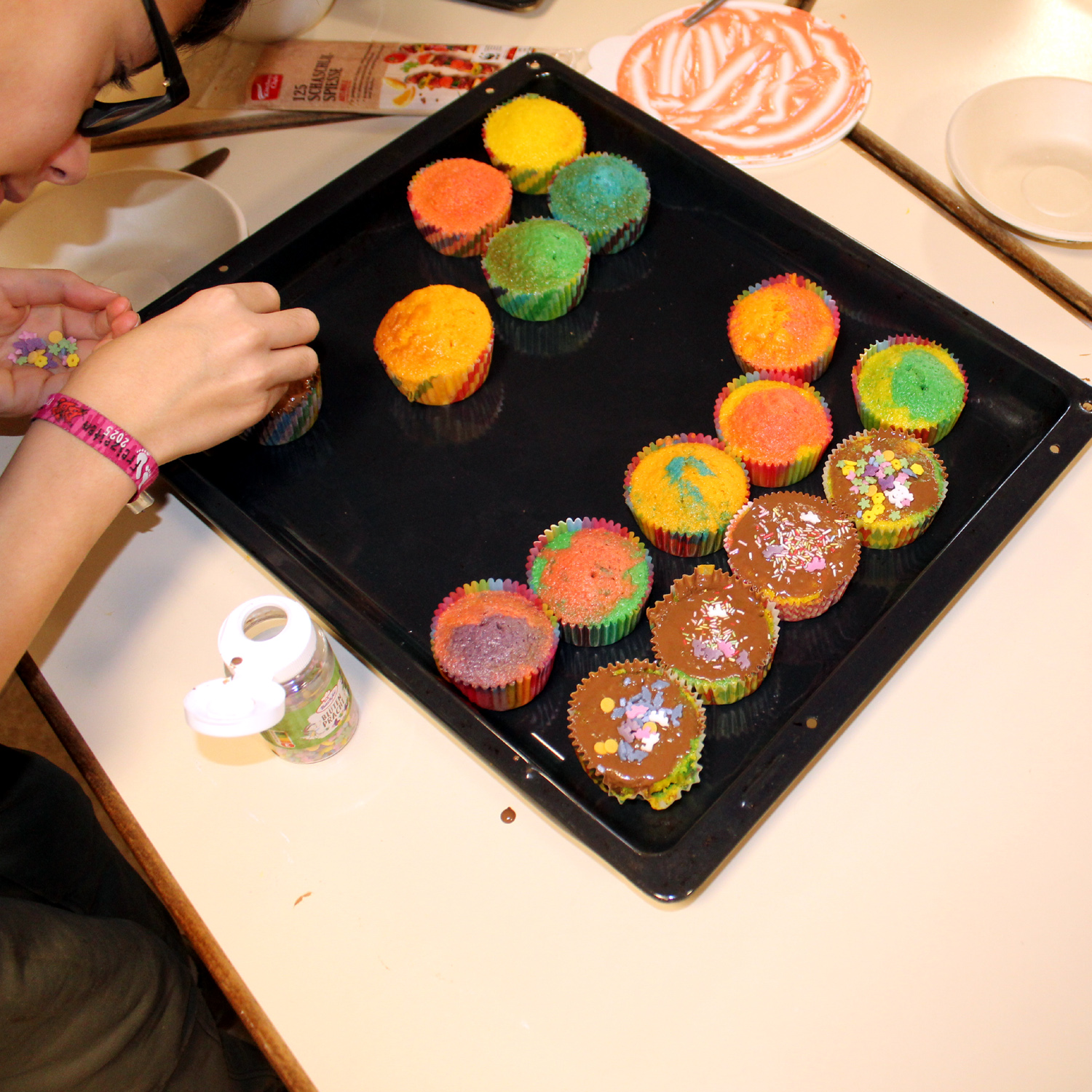 Wir backen knallbunte Faschings-Cupcakes