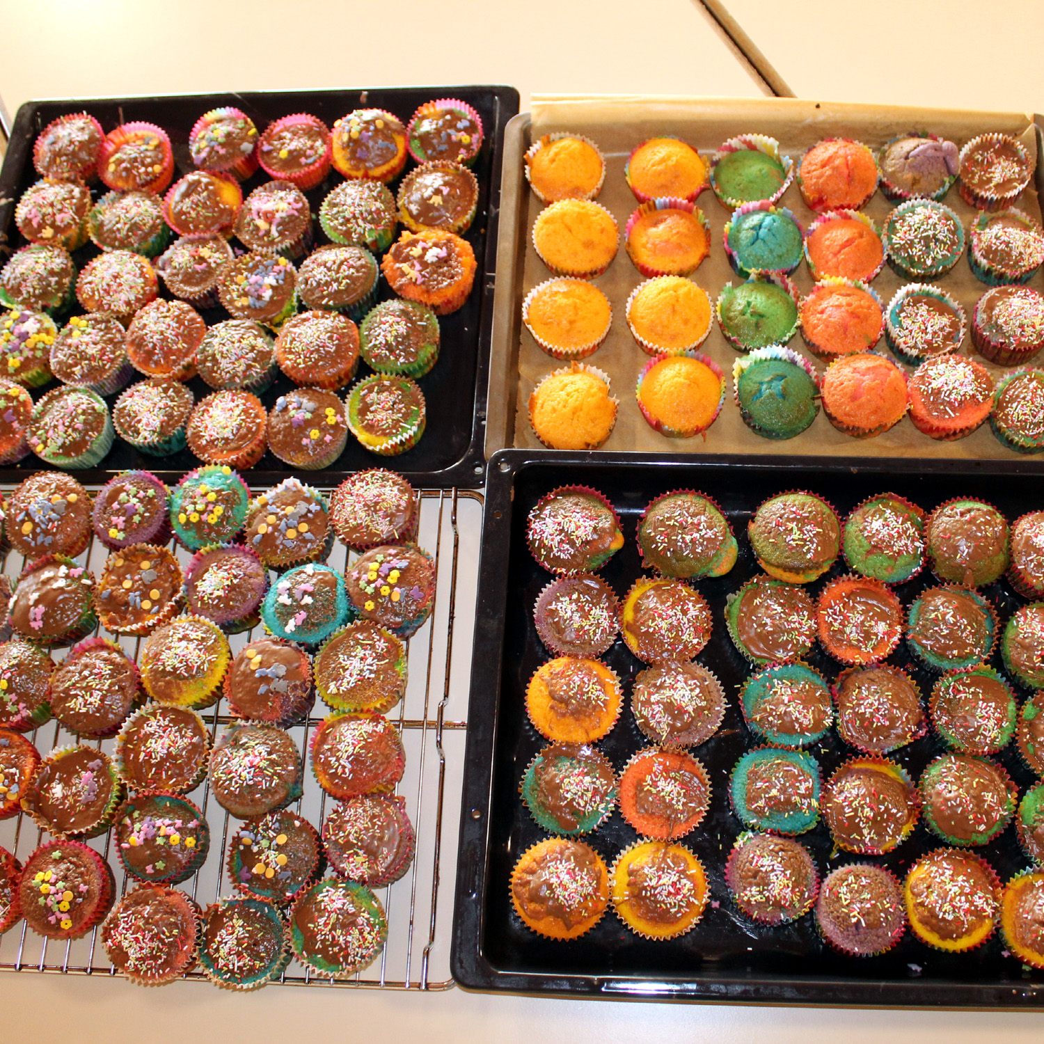 Wir backen knallbunte Faschings-Cupcakes