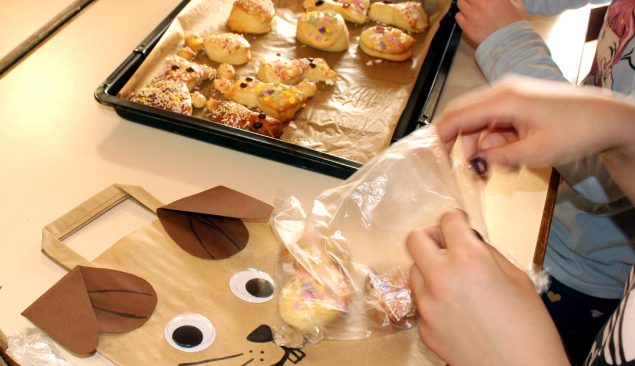 Wir befüllen unsere Hasen-Tüten