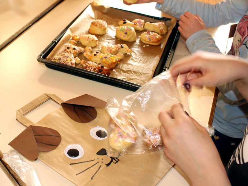 Wir befüllen unsere Hasen-Tüten