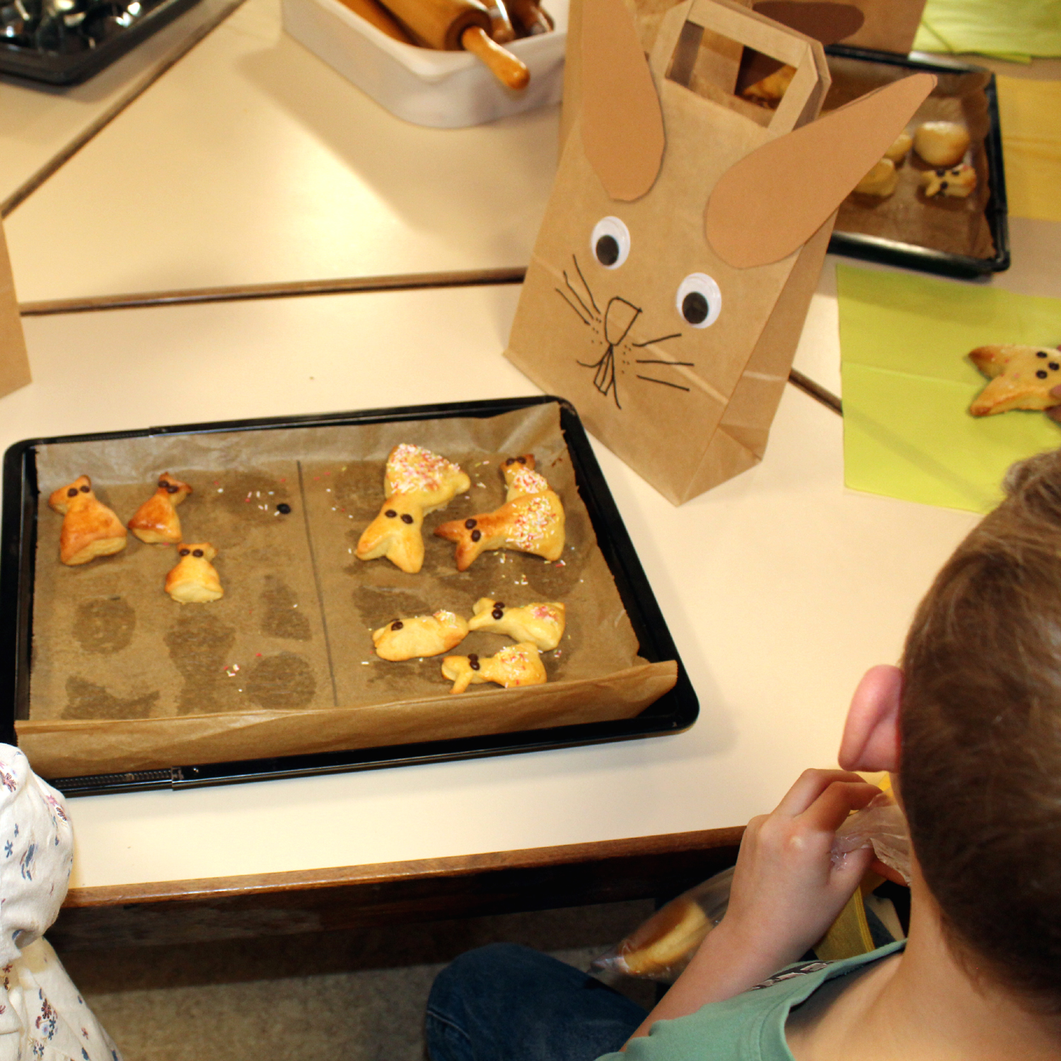 Wir befüllen unsere Hasen-Tüten