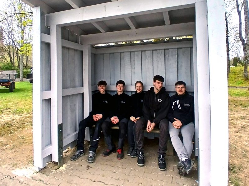 Azubis der Firm BRAUN bauen ein neues Bushaltehäuschen