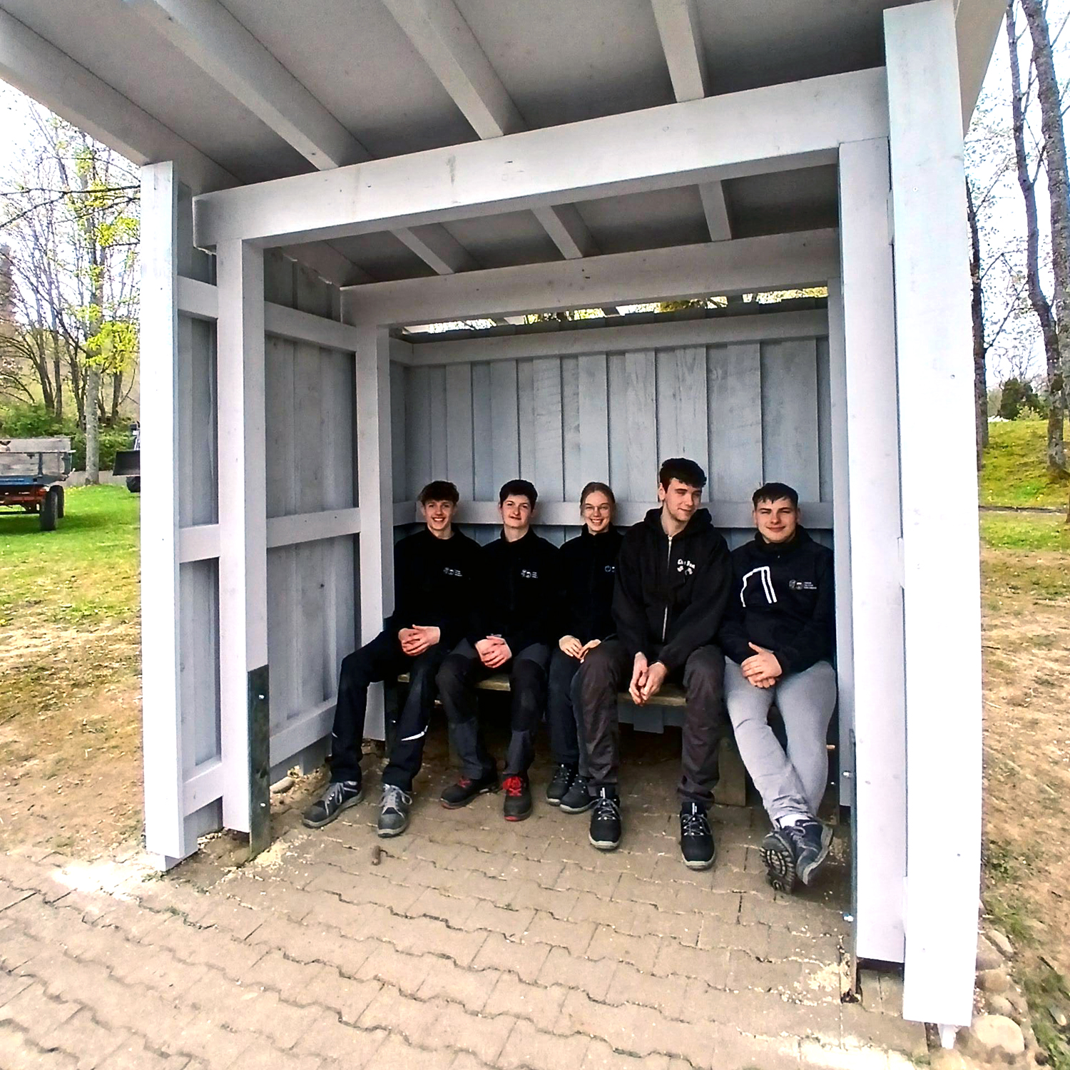 Azubis der Firm BRAUN bauen ein neues Bushaltehäuschen