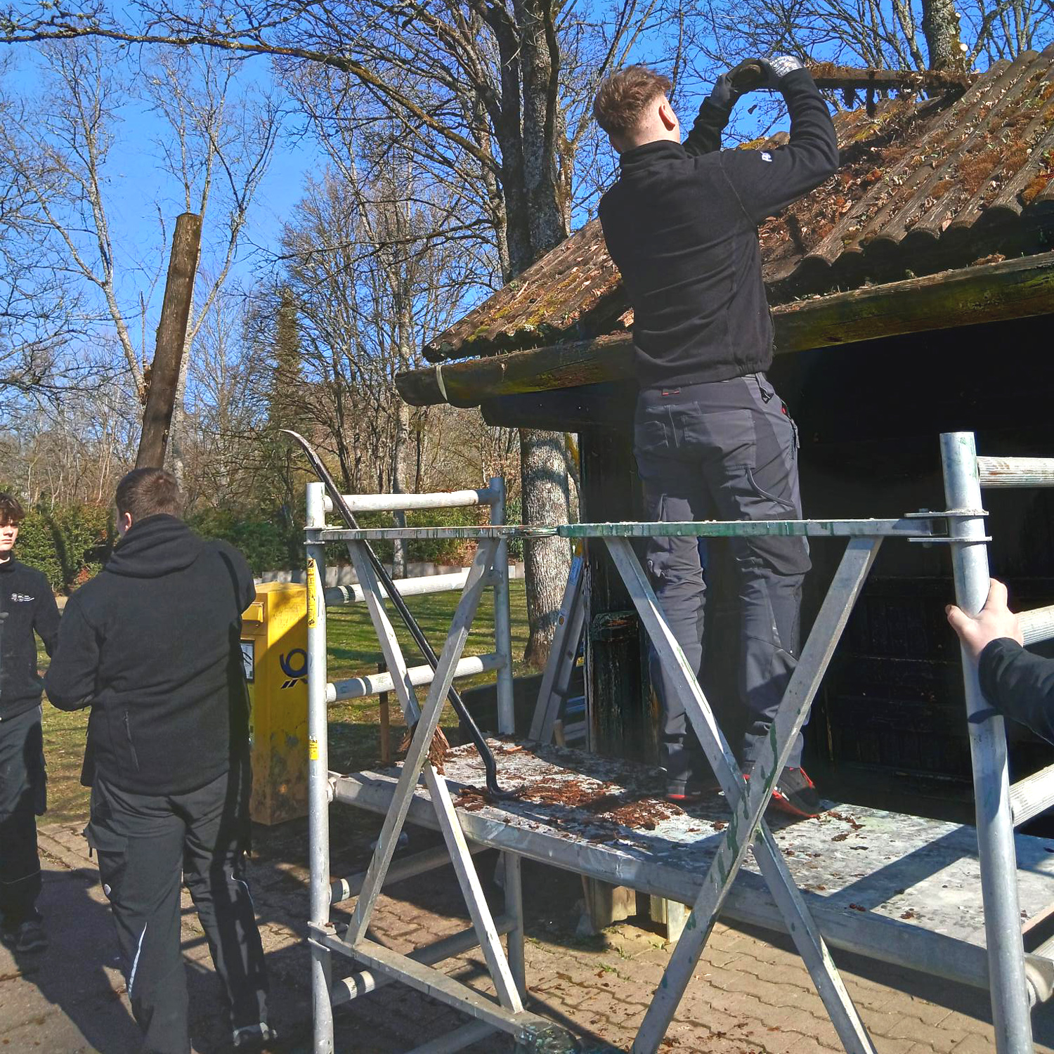 Azubis der Firm BRAUN bauen ein neues Bushaltehäuschen