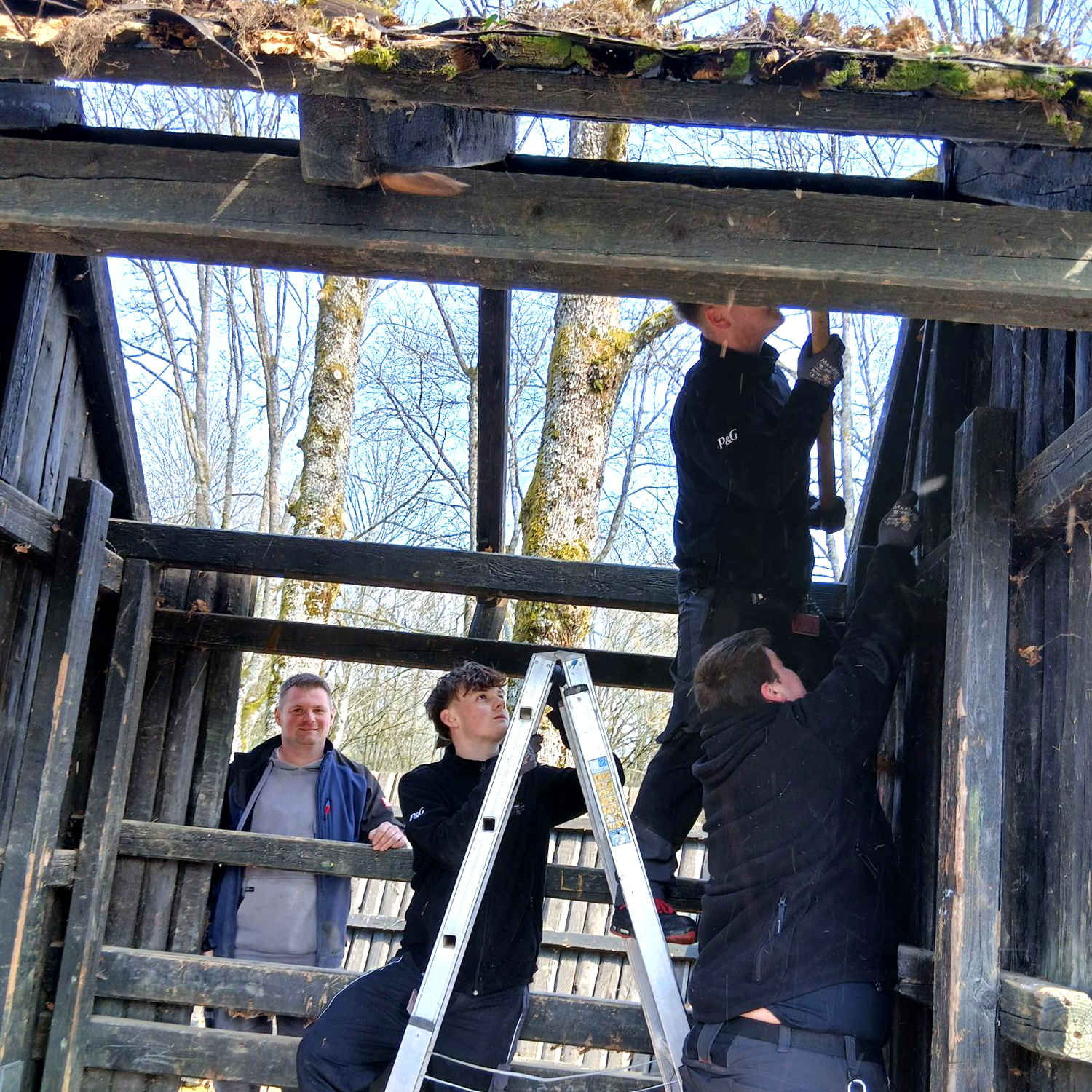 Azubis der Firm BRAUN bauen ein neues Bushaltehäuschen
