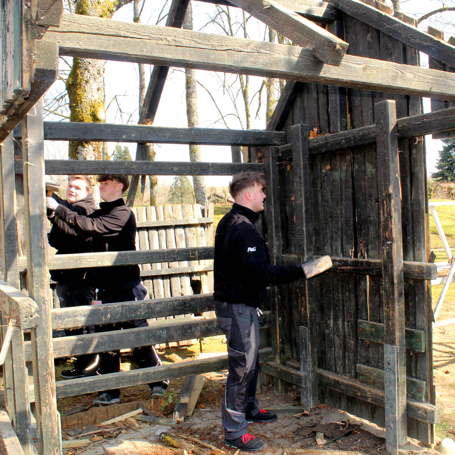 Azubis der Firm BRAUN bauen ein neues Bushaltehäuschen