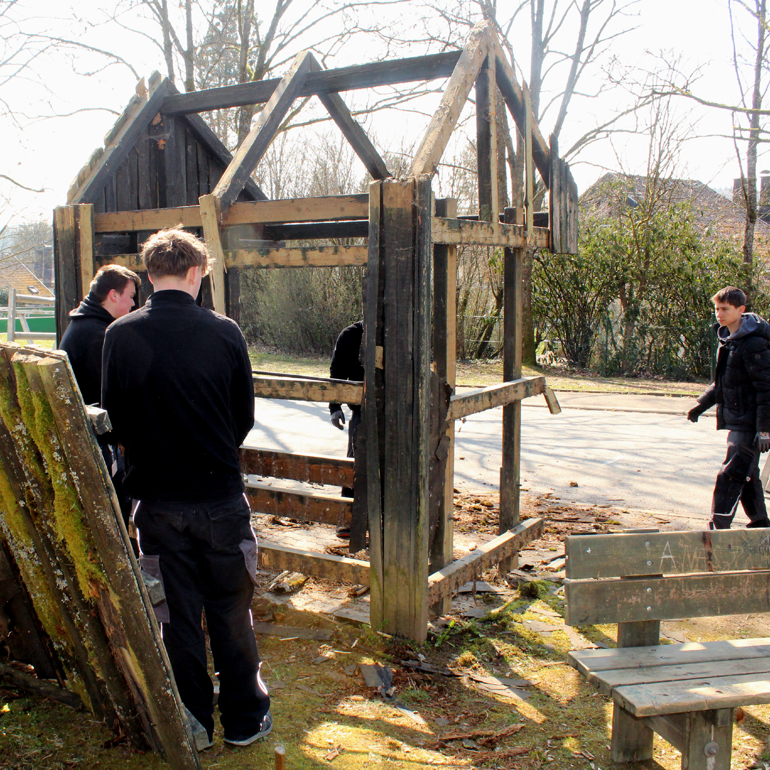 Azubis der Firm BRAUN bauen ein neues Bushaltehäuschen