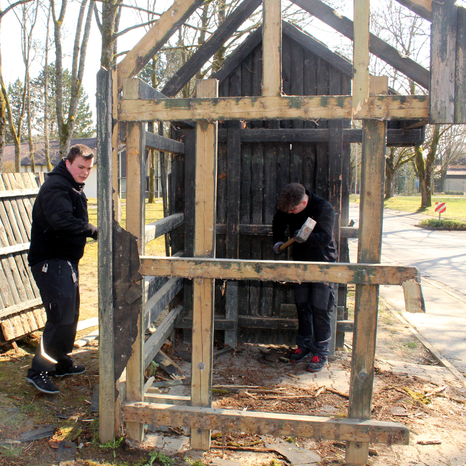 Azubis der Firm BRAUN bauen ein neues Bushaltehäuschen