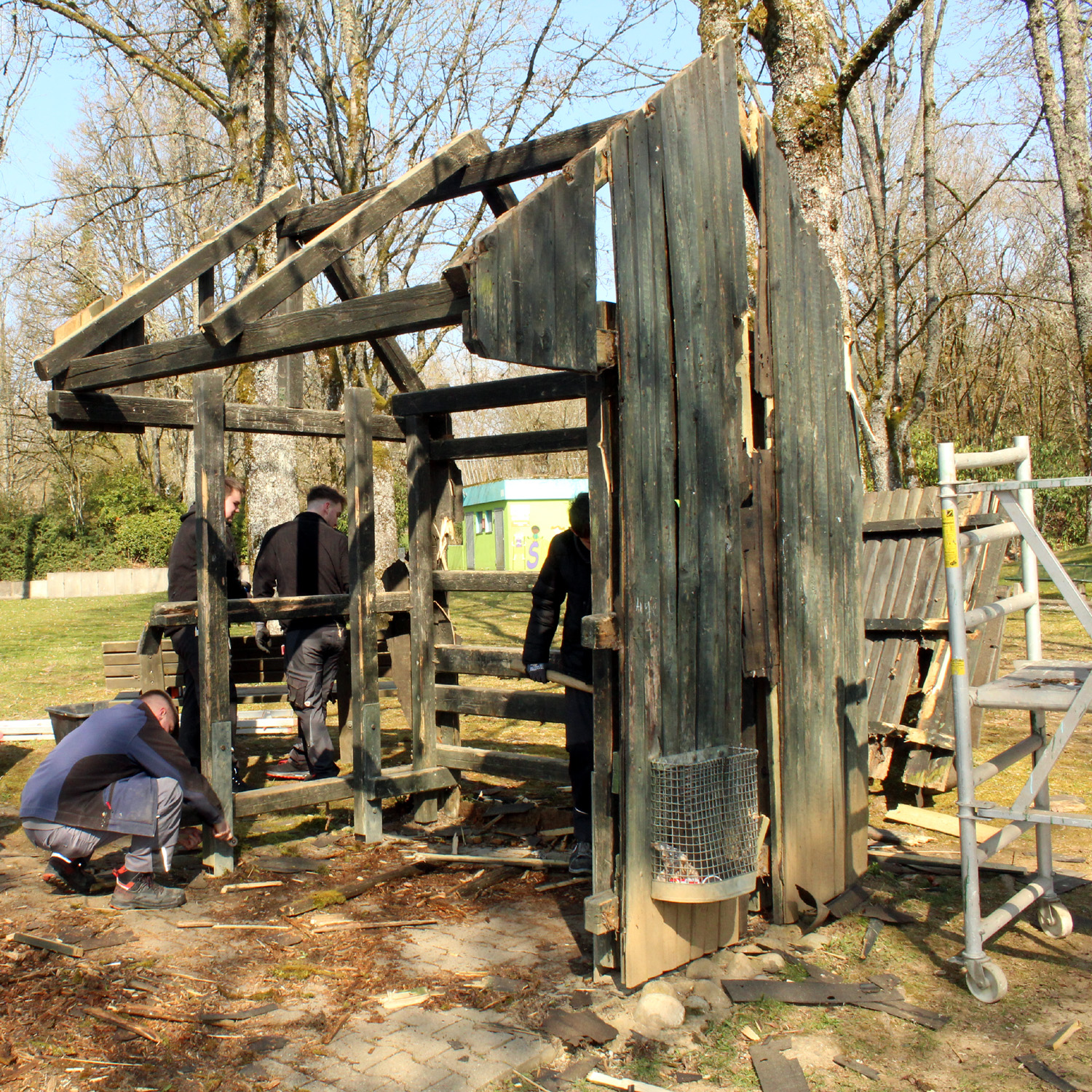 Azubis der Firm BRAUN bauen ein neues Bushaltehäuschen