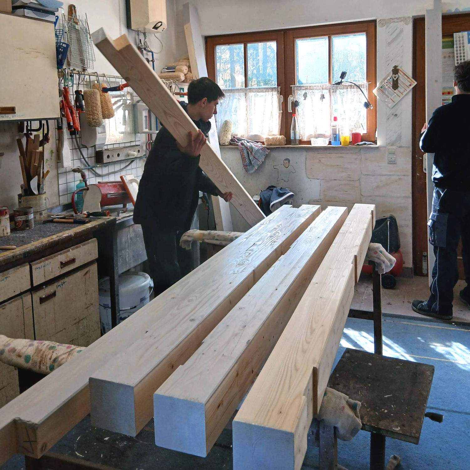 Azubis der Firm BRAUN bauen ein neues Bushaltehäuschen