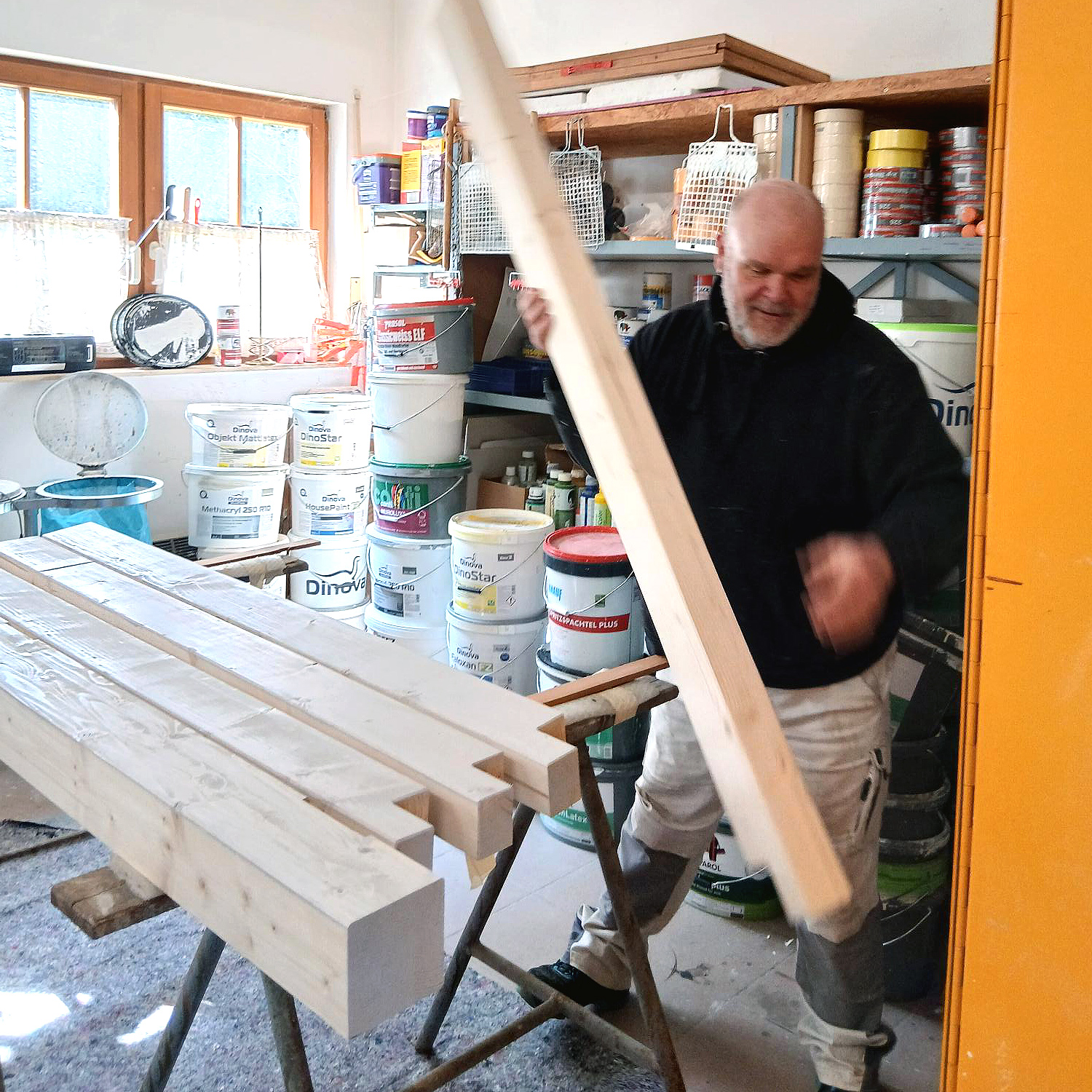 Azubis der Firm BRAUN bauen ein neues Bushaltehäuschen