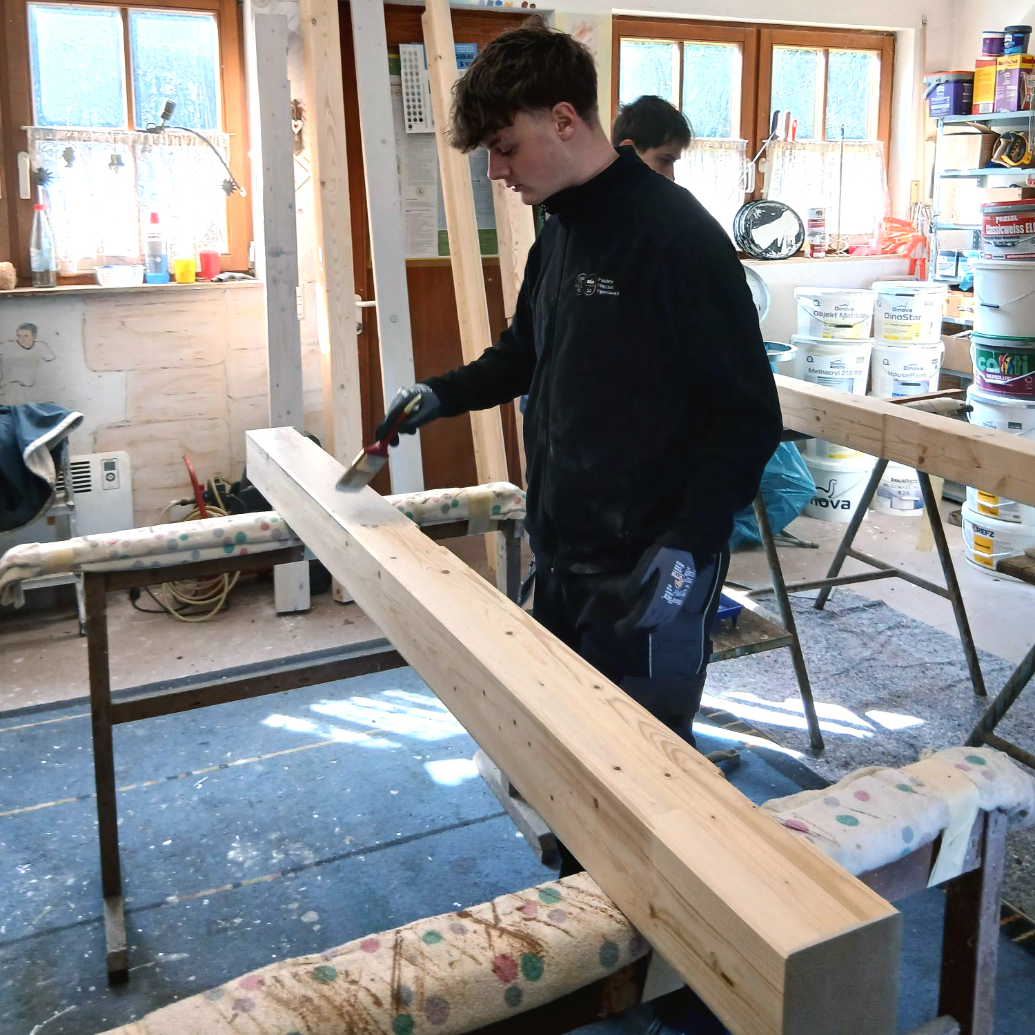 Azubis der Firm BRAUN bauen ein neues Bushaltehäuschen