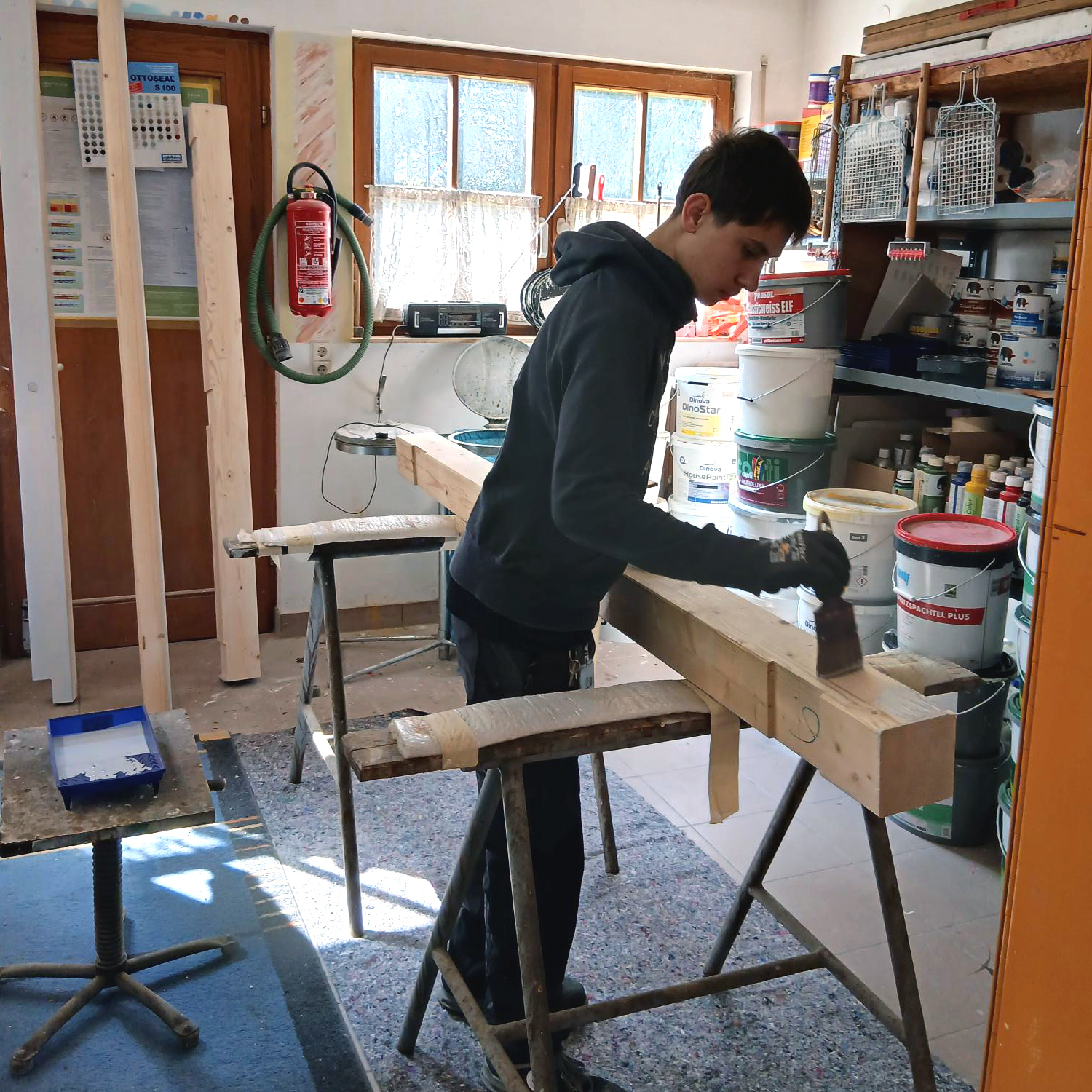 Azubis der Firm BRAUN bauen ein neues Bushaltehäuschen