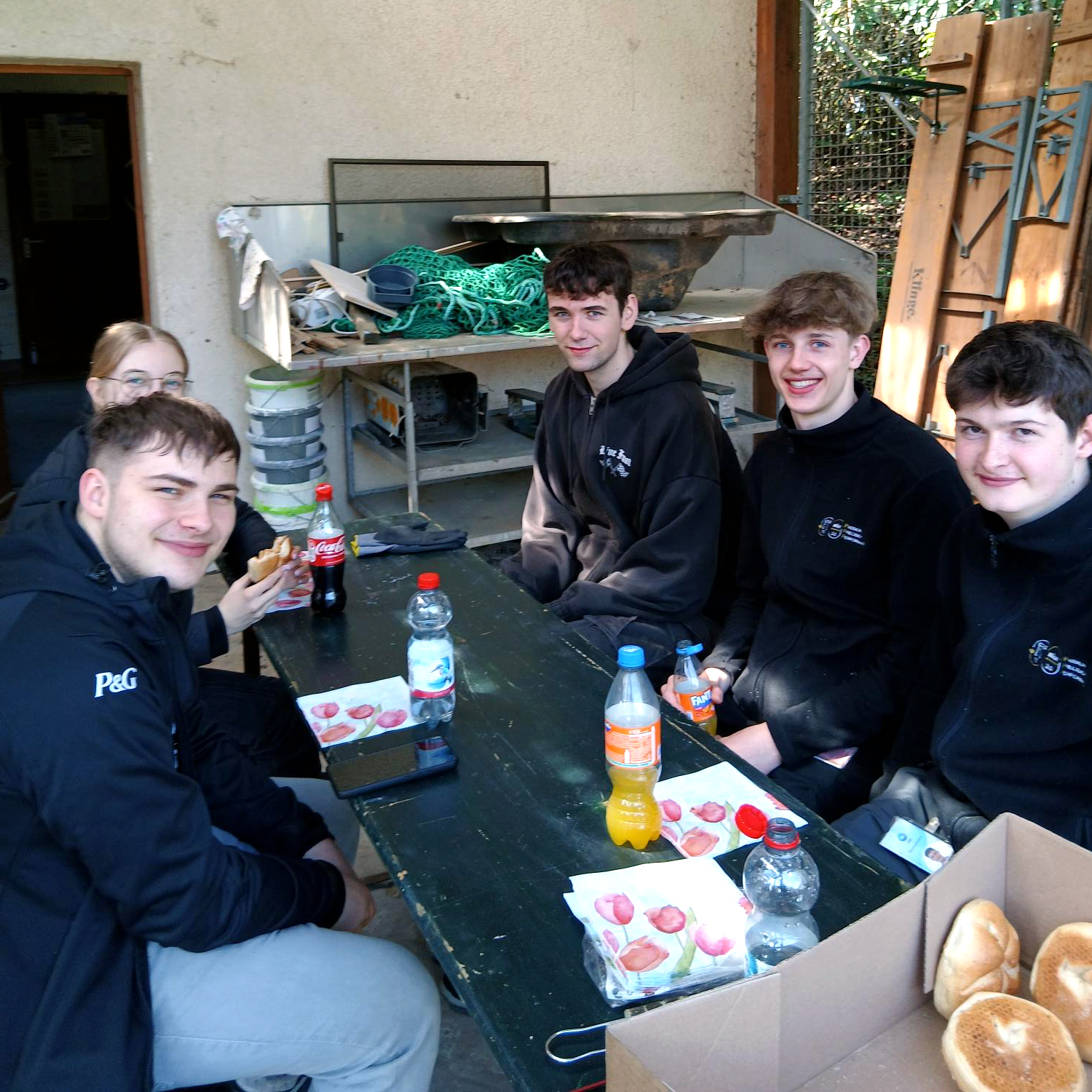 Azubis der Firm BRAUN bauen ein neues Bushaltehäuschen