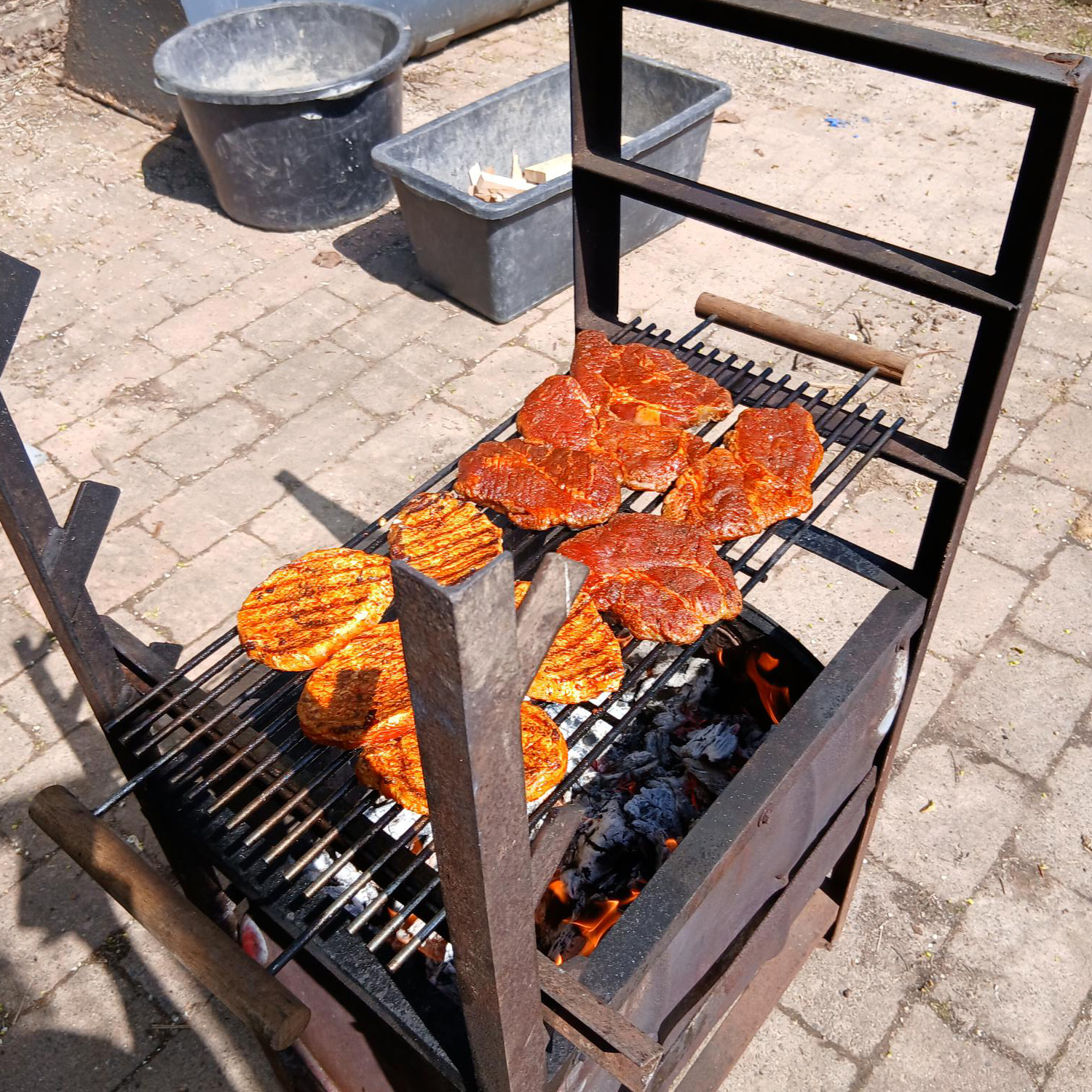 Azubis der Firm BRAUN bauen ein neues Bushaltehäuschen