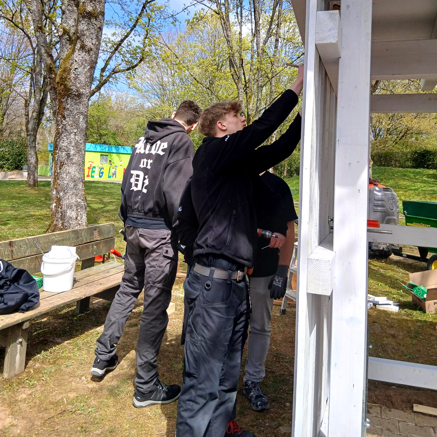 Azubis der Firm BRAUN bauen ein neues Bushaltehäuschen