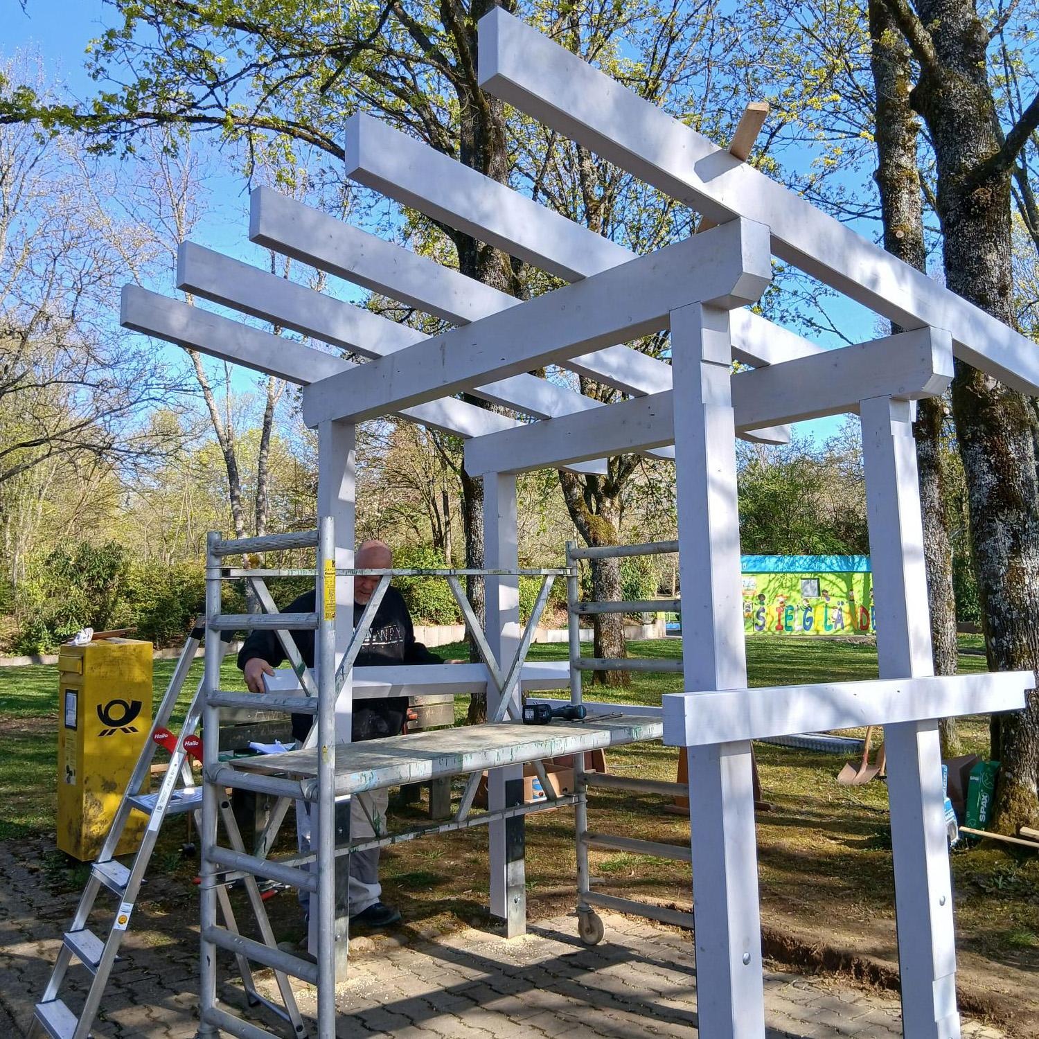 Azubis der Firm BRAUN bauen ein neues Bushaltehäuschen