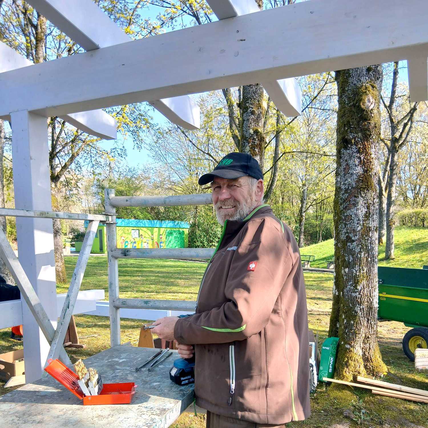 Azubis der Firm BRAUN bauen ein neues Bushaltehäuschen