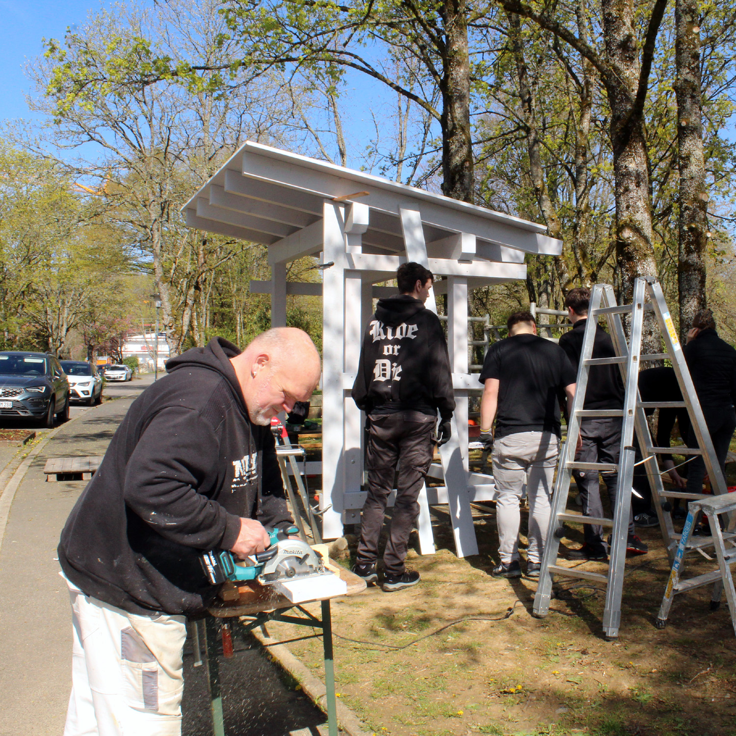 Azubis der Firm BRAUN bauen ein neues Bushaltehäuschen
