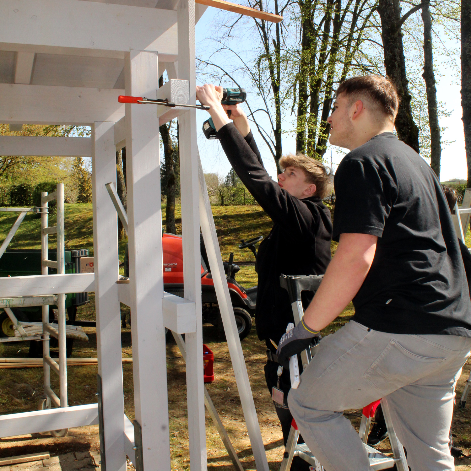 Azubis der Firm BRAUN bauen ein neues Bushaltehäuschen