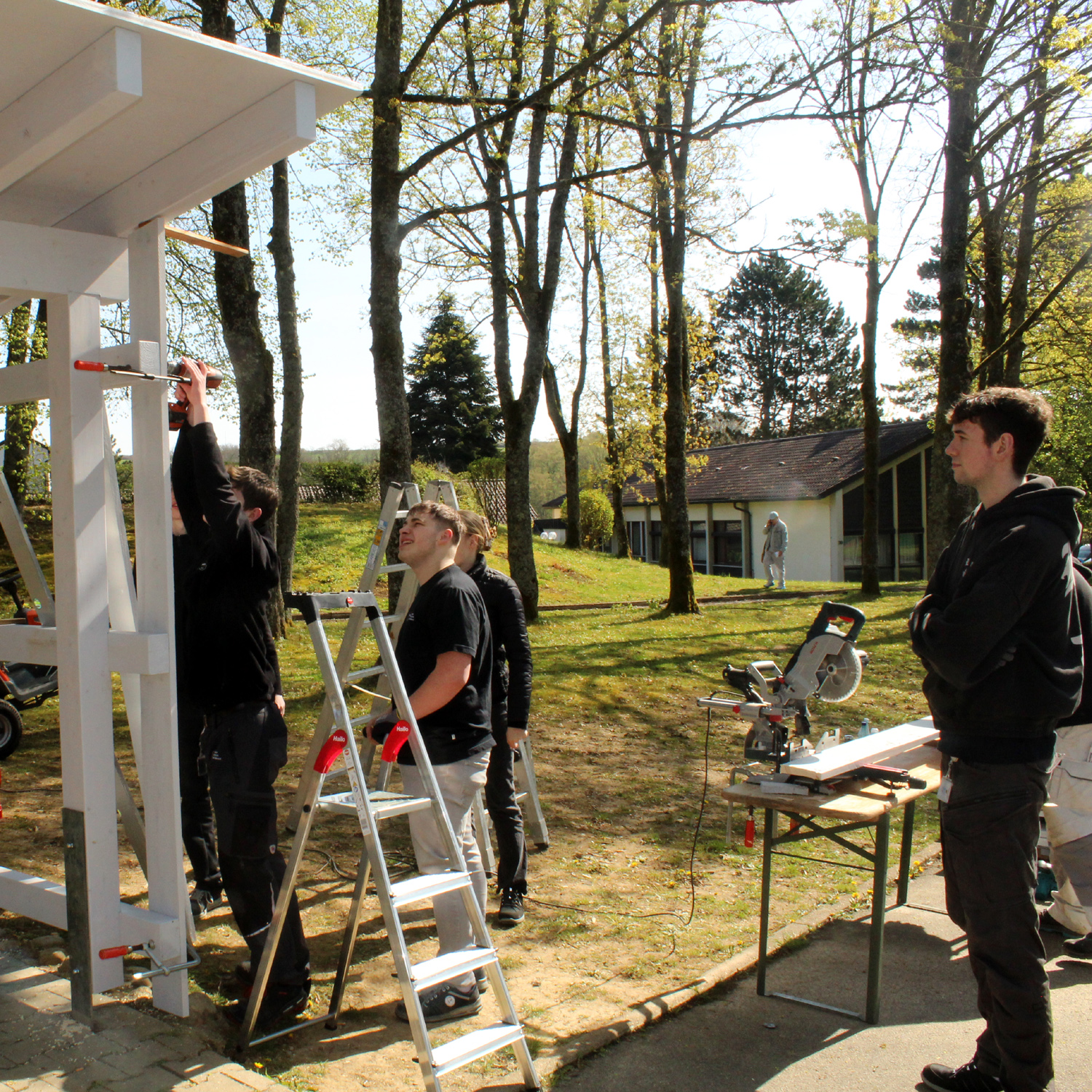 Azubis der Firm BRAUN bauen ein neues Bushaltehäuschen