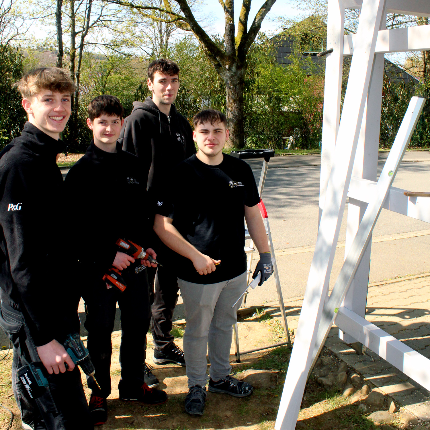 Azubis der Firm BRAUN bauen ein neues Bushaltehäuschen