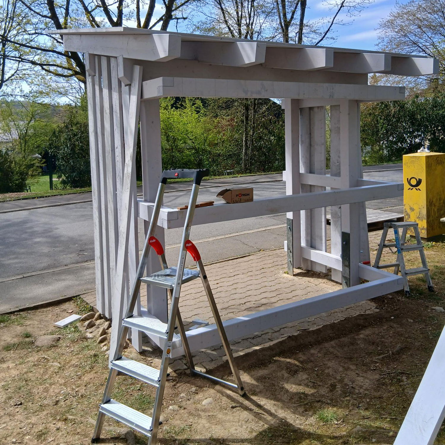 Azubis der Firm BRAUN bauen ein neues Bushaltehäuschen