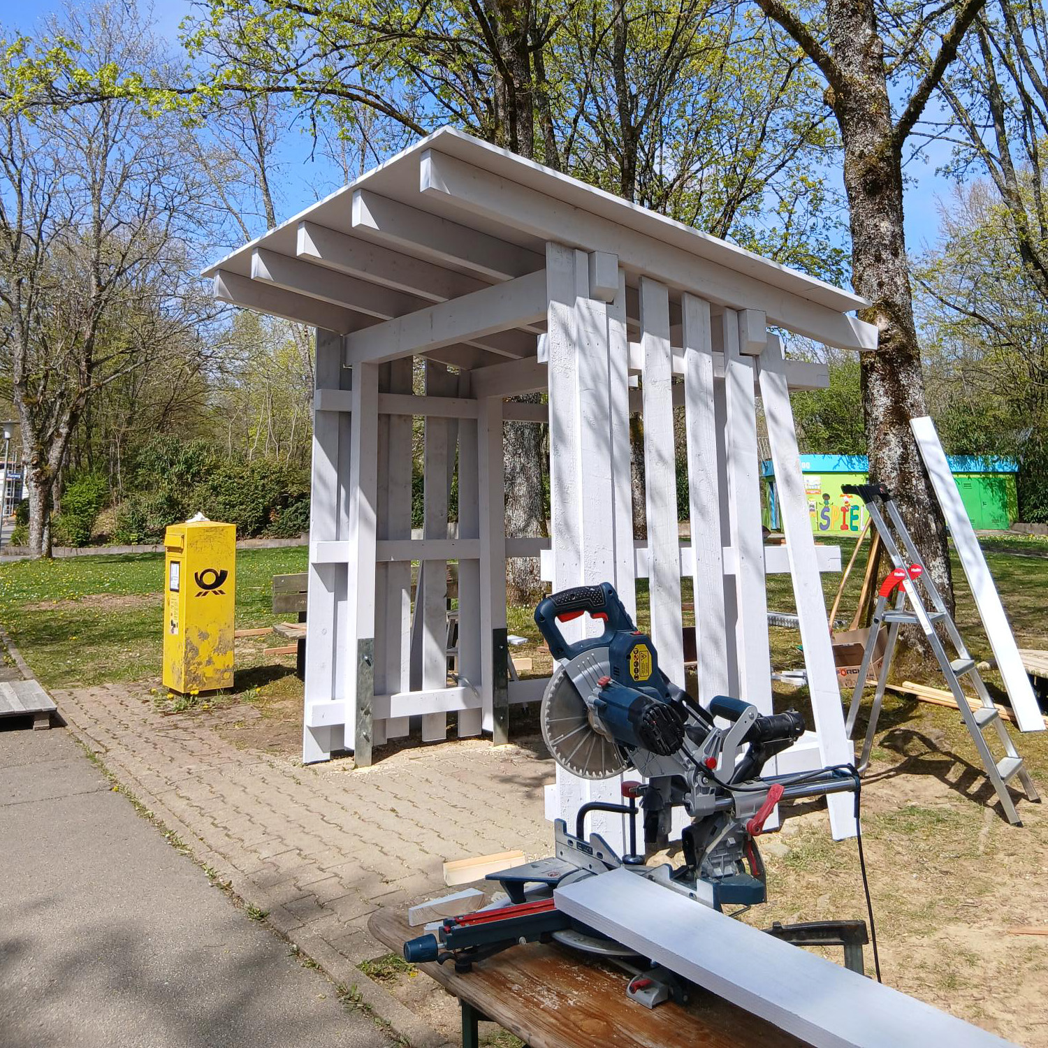 Azubis der Firm BRAUN bauen ein neues Bushaltehäuschen