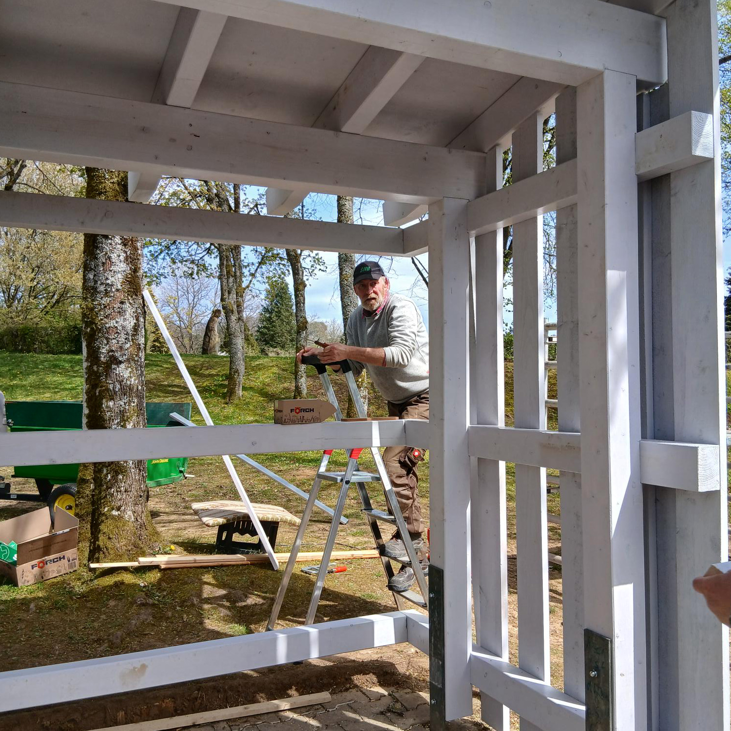 Azubis der Firm BRAUN bauen ein neues Bushaltehäuschen