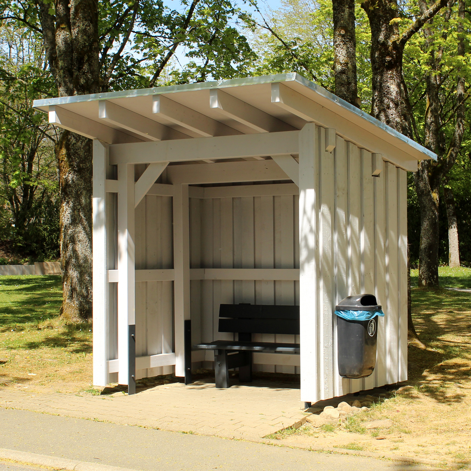 Azubis der Firm BRAUN bauen ein neues Bushaltehäuschen
