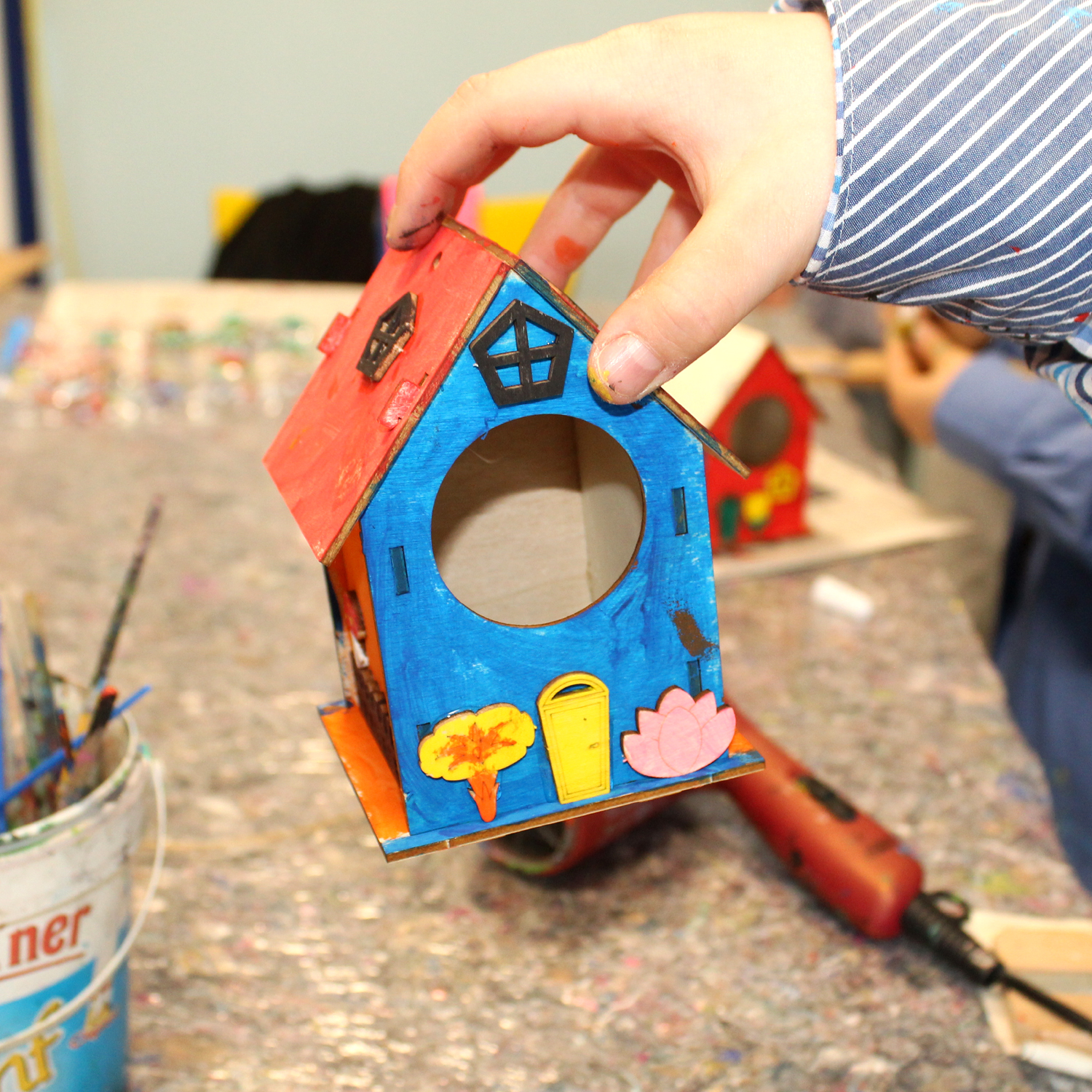 Unsere Vogelhaus-Werkstatt im Kindertreff