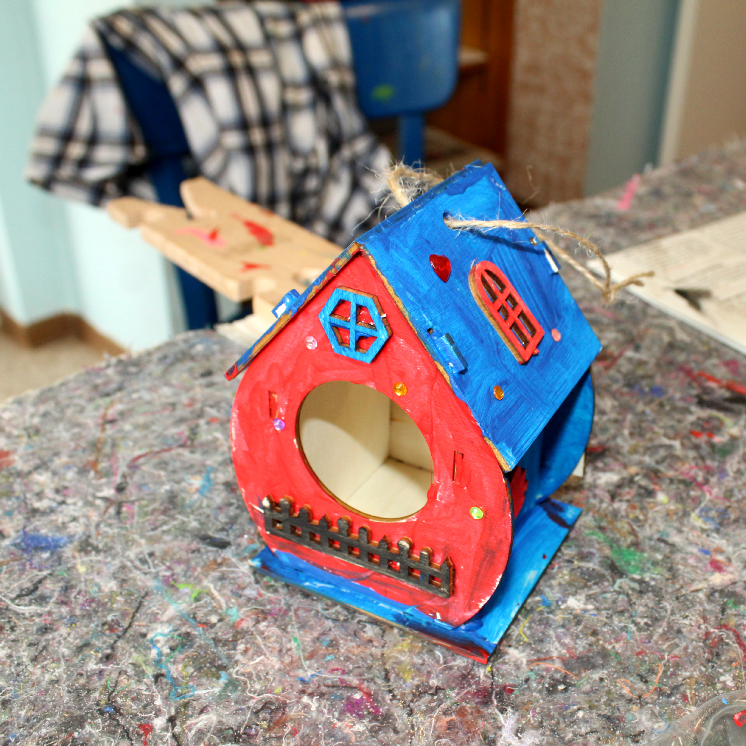 Unsere Vogelhaus-Werkstatt im Kindertreff